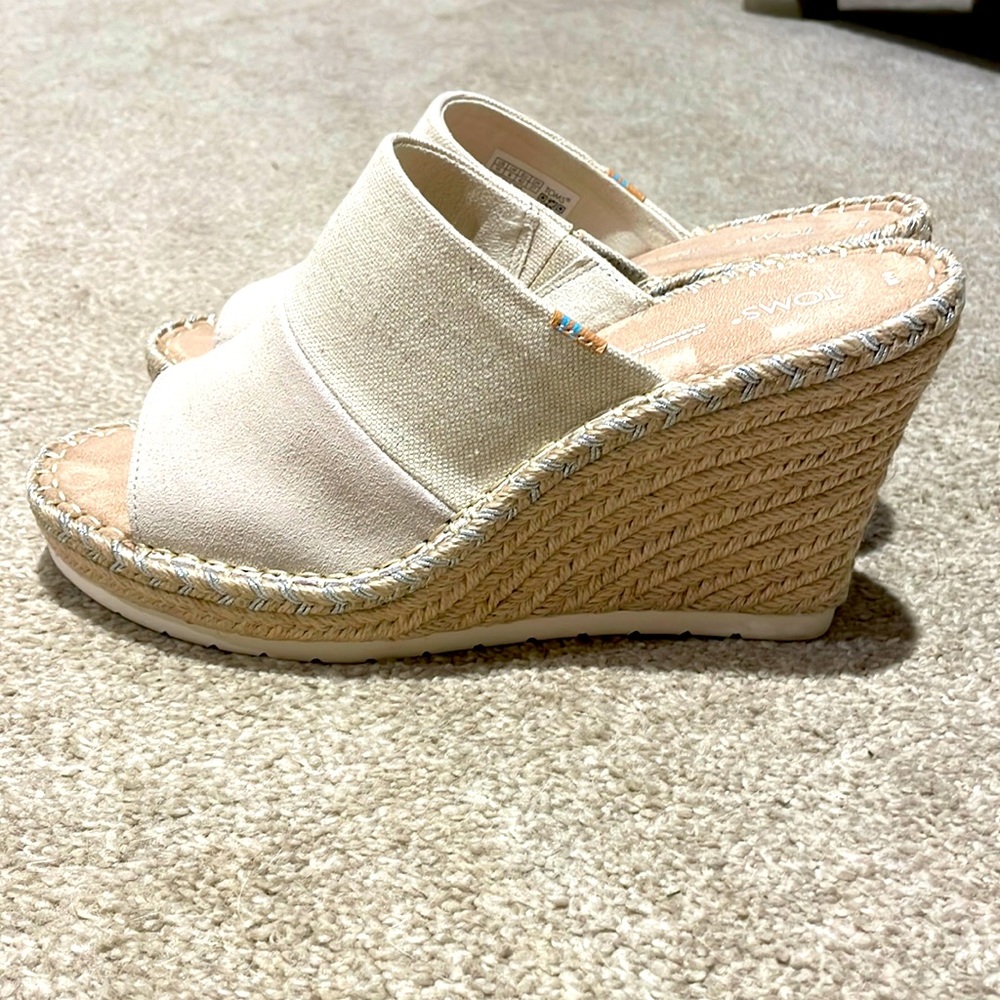 NIB Tom’s Espadrille wedge